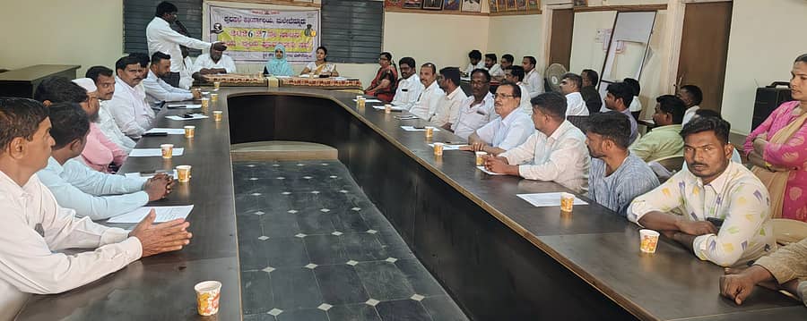 ಮಲೇಬೆನ್ನೂರು ಪುರಸಭೆಯಲ್ಲಿ ಮಂಗಳವಾರ ನಡೆದ 2 ಹಂತದ ಆಯವ್ಯಯ ಪೂರ್ವಭಾವಿ ಸಭೆಯ ನೋಟ