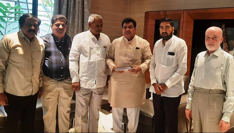 ಬೆಂಗಳೂರಿನಲ್ಲಿ ಕರ್ನಾಟಕ ವಾಣಿಜ್ಯೋದ್ಯಮ ಸಂಸ್ಥೆಯಿಂದ ಬೃಹತ್ ಮತ್ತು ಮಧ್ಯಮ ಕೈಗಾರಿಕಾ ಸಚಿವ ಎಂ.ಬಿ. ಪಾಟೀಲ ಅವರಿಗೆ ಈಚೆಗೆ ಮನವಿ ಸಲ್ಲಿಸಲಾಯಿತು