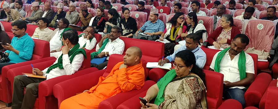 ಹಳೇಬೀಡು ಸಮೀಪದ ಪುಷ್ಪಗಿರಿಯಲ್ಲಿ ನಡೆಯುತ್ತಿರುವ ನೈಸರ್ಗಿಕ ಕೃಷಿ ಕಾರ್ಯಾಗಾರದಲ್ಲಿ ನೇಪಾಳದ ರೈತರು ನೈಸರ್ಗಿಕ ಕೃಷಿ ಪಾಠ ಆಲಿಸಿದರು. ಸೋಮಶೇಖರ ಶಿವಾಚಾರ್ಯ ಸ್ವಾಮೀಜಿ, ಚುಕ್ಕಿ ನಂಜುಂಡಸ್ವಾಮಿ ಪಾಳ್ಗೊಂಡಿದ್ದರು 