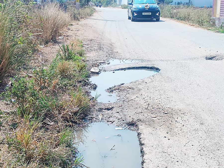 ದಂಟರಮಕ್ಕಿಯ ಶನೇಶ್ವರಸ್ವಾಮಿ ದೇವಾಲಯ ರಸ್ತೆ ಗುಂಡಿ ಬಿದ್ದಿರುವುದು