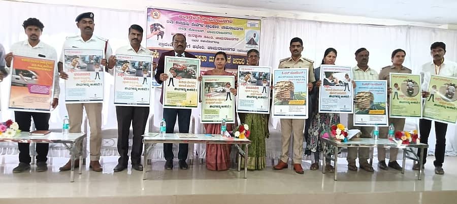 ಚಾಮರಾಜನಗದ ಪ್ರಾದೇಶಿಕ ಸಾರಿಗೆ ಕಚೇರಿ ಸಭಾಂಗಣದಲ್ಲಿ ಮಂಗಳವಾರ ಆಯೋಜಿಸಿದ್ದ ‘37ನೇ ರಾಷ್ಟ್ರೀಯ ರಸ್ತೆ ಸುರಕ್ಷತಾ ಮಾಸಾಚರಣೆಯಲ್ಲಿ ರಸ್ತೆ ಸುರಕ್ಷತೆಯ ಕುರಿತು ಭಿತ್ತಿಪತ್ರ ಬಿಡುಗಡೆಗೊಳಿಸಲಾಯಿತು