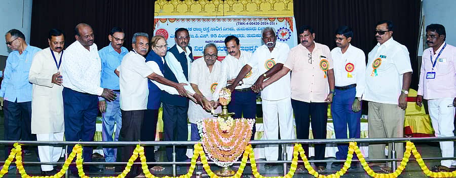 ತುಮಕೂರಿನಲ್ಲಿ ಕೆಎಸ್ಆರ್ಟಿಸಿ ವಿಭಾಗದ ನಿವೃತ್ತ ನೌಕರರ ಕ್ಷೇಮಾಭಿವೃದ್ಧಿ ಟ್ರಸ್ಟ್ ವಾರ್ಷಿಕೋತ್ಸವ ನಡೆಯಿತು. ಪ್ರಮುಖರಾದ ರಮಾಕಾಂತ್ ನರಗುಂದ, ಆರ್.ಸುಬ್ಬಣ್ಣ, ಜಗದೀಶ್, ಗಜೇಂದ್ರಕುಮಾರ್, ಭೀಮಾನಾಯ್ಕ್ ಇತರರು ಭಾಗವಹಿಸಿದ್ದರು