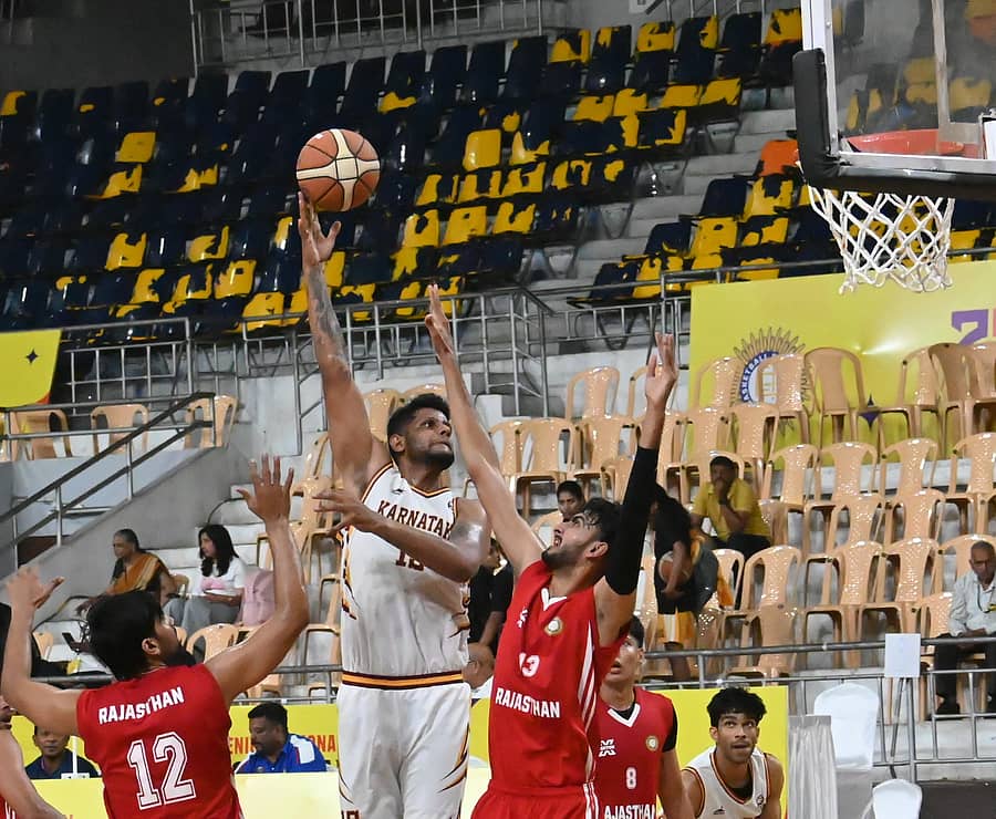 ಕರ್ನಾಟಕ ತಂಡದ ಅರವಿಂದ್ ಆರುಮುಗಂ ಅವರು ಪಾಯಿಂಟ್ಸ್ ಗಳಿಸಲು ಯತ್ನಿಸಿದರು