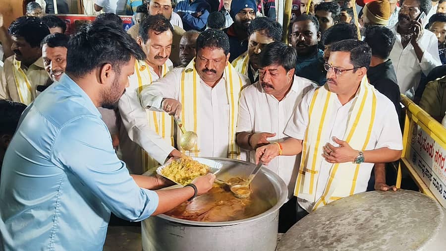 ಮೈಸೂರಿ ಟಿ.ಕೆ.ಬಡಾವಣೆಯಲ್ಲಿ ಕಾಂಗ್ರೆಸ್ ಮುಖಂಡರಾದ ಎಚ್.ಪಿ.ಮಂಜುನಾಥ್, ಎಂ.ಲಕ್ಷ್ಮಣ, ಬಿ.ಜೆ.ವಿಜಯಕುಮಾರ್, ಗೋಪಿ ಅವರು ನಾಗರಿಕರಿಗೆ ಬಿರಿಯಾನಿ, ನಾಟಿಕೋಳಿ ಸಾರು ವಿತರಿಸಿದರು