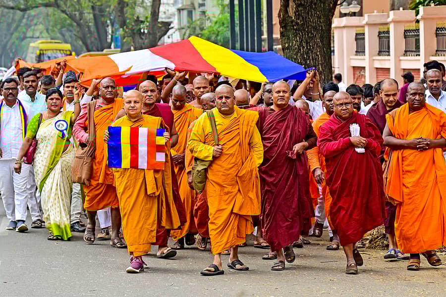 ನಗರದ ಸ್ವಾತಂತ್ರ್ಯ ಉದ್ಯಾನದಲ್ಲಿ ಉಪಾಸಿಕಾ ಮತ್ತು ಉಪಾಸಕಾ ಚಾರಿಟೇಬಲ್ ಟ್ರಸ್ಟ್ ಹಾಗೂ ಬೋಧಗಯಾ ಮಹಾಬೋಧಿ ಮಹಾವಿಹಾರ ಮುಕ್ತಿ ಆಂದೋಲನ ಸಮಿತಿ ಸದಸ್ಯರು ಹಮ್ಮಿಕೊಂಡಿದ್ದ ಹೋರಾಟದಲ್ಲಿ ಭಾಗವಹಿಸಿದ್ದ ಬೌದ್ಧ ಬಿಕ್ಕುಗಳು.
–ಪ್ರಜಾವಾಣಿ ಚಿತ್ರ: ರಂಜು ಪಿ