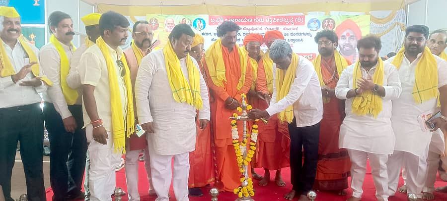 ಚಿತ್ತಾಪುರದ ಬಜಾಜ್ ಕಲ್ಯಾಣ ಮಂಟಪದಲ್ಲಿ ಮಂಗಳವಾರ ಹಮ್ಮಿಕೊಂಡಿದ್ದ ಬಹಿರಂಗ ಸಭೆಯನ್ನು ಸಂಸದ ಕೋಟ ಶ್ರೀನಿವಾಸ ಪೂಜಾರಿ ಉದ್ಘಾಟಿಸಿದರು