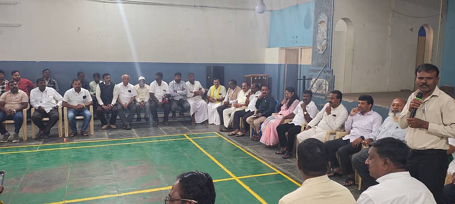 ಕೆಜಿಎಫ್‌ ರಾಬರ್ಟಸನ್‌ಪೇಟೆಯಲ್ಲಿ ಮಂಗಳವಾರ ನಡೆದ ಜಲಾಗ್ರಹ ಸಭೆಯಲ್ಲಿ ವಿವಿಧ ಸಂಘಟನೆಗಳ ಮುಖಂಡರು ಭಾಗವಹಿಸಿದ್ದರು