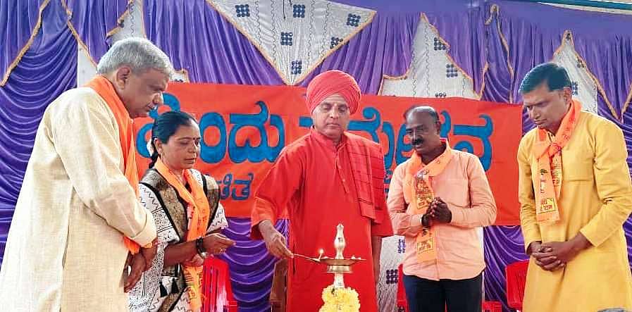 ಸಿರುಗುಪ್ಪ ತಾಲ್ಲೂಕಿನ ಕರ್ಚಿಗನೂರು ಗ್ರಾಮದ ಹಾಲ್ವಿ ಮಹಾಂತೇಶ್ವರ ಮಠದಲ್ಲಿ ಹಿಂದೂ ಸಮಿತಿ, ಕರ್ಚಿಗನೂರು, ಬಗ್ಗೂರು ಮಂಡಲ ವತಿಯಿಂದ ನಡೆದ ಹಿಂದೂ ಸಮ್ಮೇಳನವನ್ನು ಹಾಲ್ವಿ ಮಠಾಧಿಪತಿ ಅಭಿನವ ಮಹಾಂತ ಸ್ವಾಮಿ ಉದ್ಘಾಟಿಸಿದರು