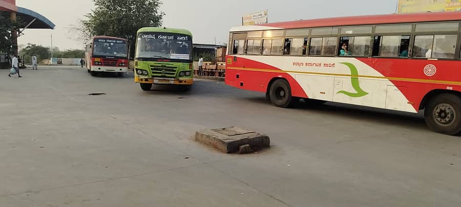 ಜೇವರ್ಗಿ ಪಟ್ಟಣದ ಬಸ್ ನಿಲ್ದಾಣದಲ್ಲಿ ಅವೈಜ್ಞಾನಿಕವಾಗಿ ನಿರ್ಮಾಣ ಮಾಡಲಾದ ಮ್ಯಾನ್‌ಹೋಲ್