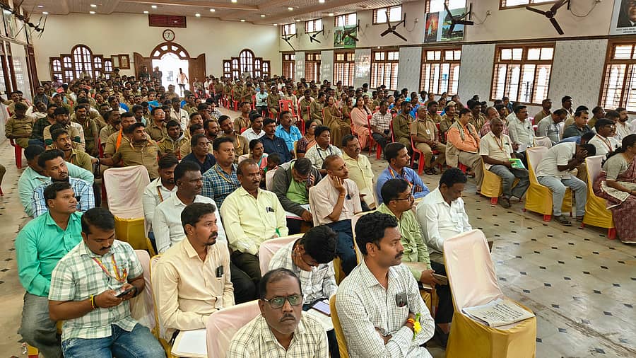 ಹಾವೇರಿ ಗುರುಭವನದಲ್ಲಿ ಮಂಗಳವಾರ ಏರ್ಪಡಿಸಿದ್ದ ರಾಜ್ಯ ಸಫಾಯಿ ಕರ್ಮಚಾರಿಗಳ ಆಯೋಗದ ಅಧ್ಯಕ್ಷ ಪಿ.ರಘು ಜೊತೆಗಿನ ನೇರ ಸಂವಾದ ಕಾರ್ಯಕ್ರಮದಲ್ಲಿ ಪಾಲ್ಗೊಂಡಿದ್ದ ಪೌರ ಕಾರ್ಮಿಕರು 
