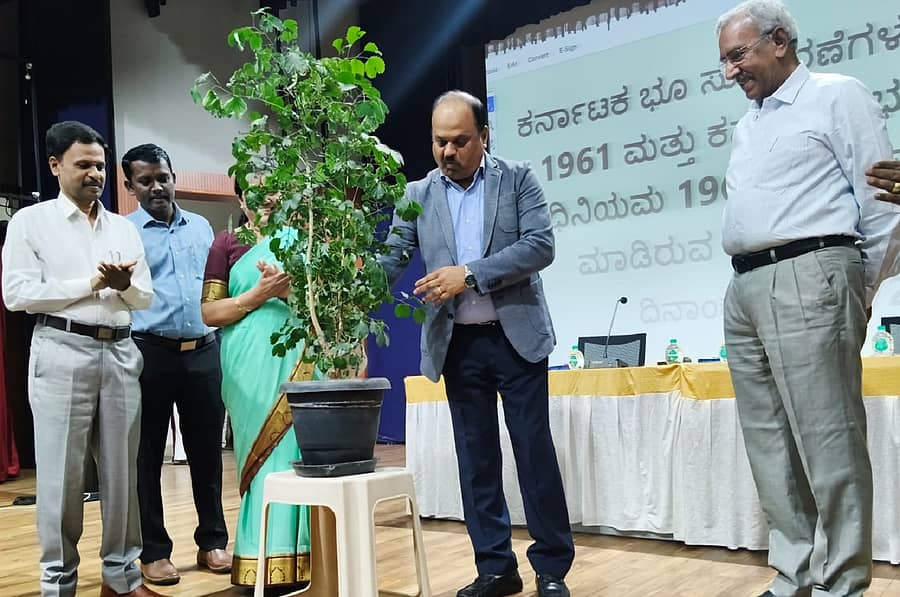 ಕೋಲಾರದಲ್ಲಿ ಮಂಗಳವಾರ ನಡೆದ ಅಧಿಕಾರಿಗಳು ಹಾಗೂ ಸಿಬ್ಬಂದಿಗಾಗಿನ ವಿಶೇಷ ಕಾರ್ಯಾಗಾರವನ್ನು ಜಿಲ್ಲಾಧಿಕಾರಿ ಎಂ.ಆರ್.ರವಿ ಉದ್ಘಾಟಿಸಿದರು