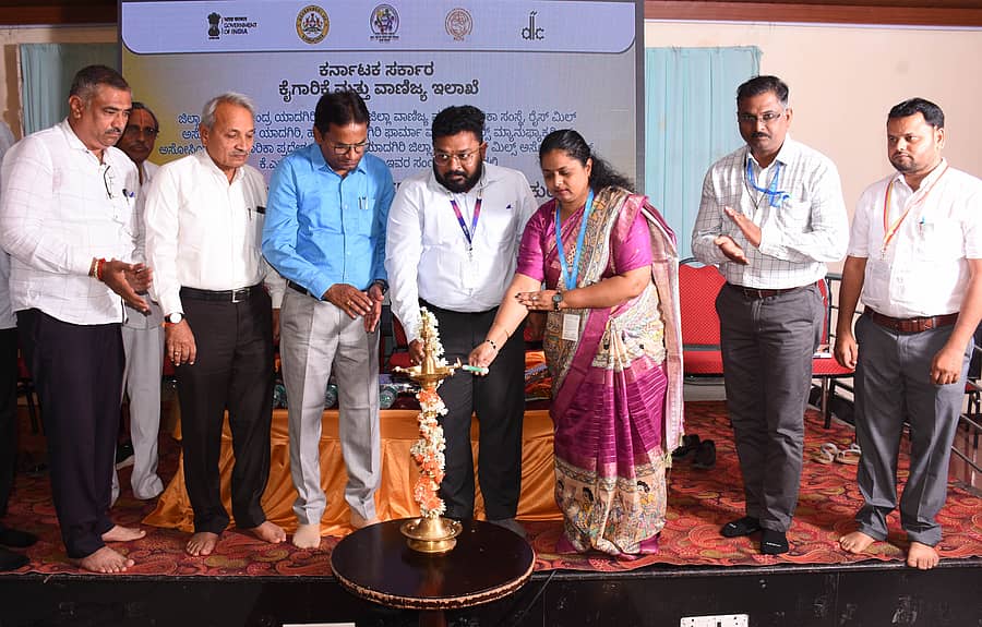 ಯಾದಗಿರಿಯಲ್ಲಿ ಮಂಗಳವಾರ ನಡೆದ ಕಾರ್ಯಾಗಾರವನ್ನು ಕೆನರಾ ಬ್ಯಾಂಕ್‌ನ ಮುಖ್ಯ ವ್ಯವಸ್ಥಾಪಕಿ ಮಧುರಾ ಅವರು ಉದ್ಘಾಟಿಸಿದರು. ಗಣ್ಯರು ಉಪಸ್ಥಿತರಿದ್ದರು