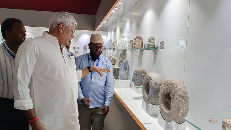 ಕೇಂದ್ರದ ಪ್ರವಾಸೋದ್ಯಮ ಸಚಿವ ಗಜೇಂದ್ರ ಸಿಂಗ್ ಶೇಖಾವತ್ ಅವರು ಮಂಗಳವಾರ ಹಂಪಿ ಸಮೀಪದ ಕಮಲಾಪುರದ ವಸ್ತುಸಂಗ್ರಹಾಲಯಕ್ಕೆ ಭೇಟಿ ನೀಡಿದರು
–ಪ್ರಜಾವಾಣಿ ಚಿತ್ರ/ ಲವ ಕೆ.