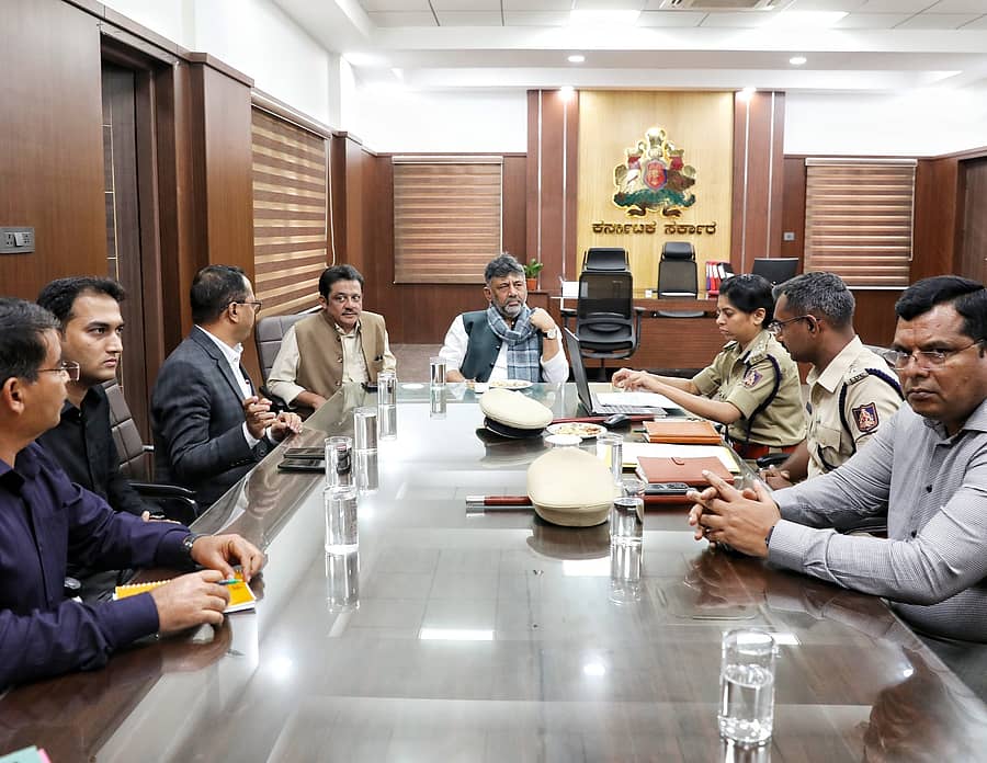 ಬಳ್ಳಾರಿ ದೊಂಬಿ ಪ್ರಕರಣದ ಕುರಿತು ಉಪ ಮುಖ್ಯಮಂತ್ರಿ ಡಿ.ಕೆ ಶಿವಕುಮಾರ್ ಜಿಲ್ಲಾಡಳಿತ ಮತ್ತು ಪೊಲೀಸ್ ಇಲಾಖೆಯಿಂದ ಮಾಹಿತಿ ಪಡೆದರು. ಜಿಲ್ಲಾ ಉಸ್ತುವಾರಿ ಸಚಿವ ಜಮೀರ್ ಅಹಮದ್ ಖಾನ್ ಹಾಜರಿದ್ದರು