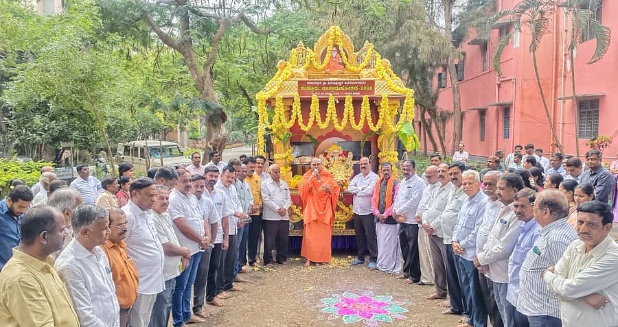 ಸುತ್ತೂರು ಕ್ಷೇತ್ರದಲ್ಲಿ ಜ.15 ರಿಂದ 20ರವರೆಗೆ ನಡೆಯುವ ಜಾತ್ರಾ ಮಹೋತ್ಸವದ ಅಂಗವಾಗಿ ಮಂಗಳವಾರ ನಗರಕ್ಕೆ ಆಮಿಸಿದ ಪ್ರಚಾರ ರಥಕ್ಕೆ ಜೆಎಸ್ಎಸ್ ಕಾಲೇಜು ಅವರಣದಲ್ಲಿ ಅದ್ಧೂರಿ ಸ್ವಾಗತ ಕೋರಲಾಯಿತು