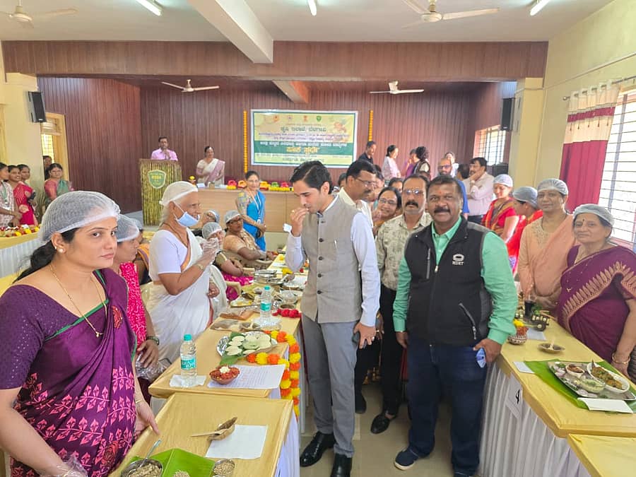 <div class="paragraphs"><p>ಬೆಳಗಾವಿಯ ಕೃಷಿ ಇಲಾಖೆ ಜಂಟಿ ನಿರ್ದೇಶಕರ ಕಚೇರಿ ಆವರಣದಲ್ಲಿ ಮಂಗಳವಾರ ಆಯೋಜಿಸಿದ್ದ ಸ್ಪರ್ಧೆಯಲ್ಲಿ ಜಿಲ್ಲಾಧಿಕಾರಿ ಮೊಹಮ್ಮದ್ ರೋಷನ್ ಅವರು, ಸಿರಿಧಾನ್ಯ ಬಳಸಿ ತಯಾರಿಸಿದ ಖಾದ್ಯಗಳನ್ನು ಸವಿದರು </p></div>