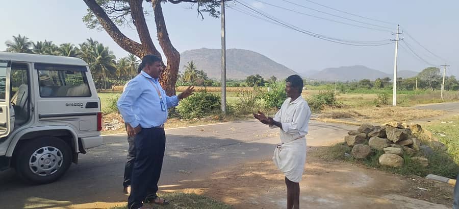 ರಸ್ತೆಯಲ್ಲಿ ಒಕ್ಕಣೆ ಮಾಡಿದ ರೈತನಿಗೆ ಇಒ ಗುರುಶಾಂತಪ್ಪ ಬೆಳ್ಳುಂಡಗಿ ಅವರು ಅರಿವು ಮೂಡಿಸಿದರು
