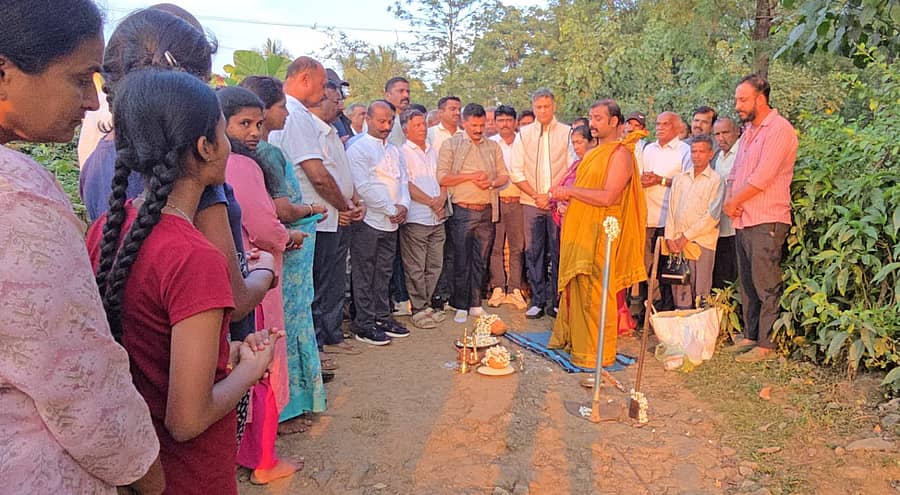 ಮಡಿಕೇರಿ ತಾಲ್ಲೂಕಿನ ಬೆಟ್ಟಗೇರಿಯಲ್ಲಿ ಶಾಸಕರ ವಿಶೇಷ ಅನುದಾನದಲ್ಲಿ ನಿರ್ಮಾಣವಾಗುತ್ತಿರುವ ಕಾಂಕ್ರೀಟ್ ರಸ್ತೆ ಕಾಮಗಾರಿಗೆ ವಿರಾಜಪೇಟೆ ವಿಧಾನಸಭಾ ಕ್ಷೇತ್ರದ ಶಾಸಕ ಎ.ಎಸ್.ಪೊನ್ನಣ್ಣ ಭೂಮಿ ಪೂಜೆ ನೆರವೇರಿಸಿದರು.