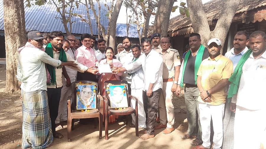 ಶಿರಹಟ್ಟಿ ತಾಲ್ಲೂಕಿನ ರೇಷ್ಮೆ ಬೆಳೆಗಾರರ ಬೇಡಿಕೆ ಈಡೇರಿಸುವಂತೆ ಆಗ್ರಹಿಸಿ ತಹಶೀಲ್ದಾರ್ ಕೆ.ರಾಘವೇಂದ್ರ ರಾವ್ ಅವರಿಗೆ ಮಂಗಳವಾರ ಮನವಿ ಸಲ್ಲಿಸಿದರು