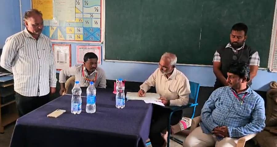ಗಲಗ ಗ್ರಾಮದ ಸರ್ಕಾರಿ ಉರ್ದು ಕಿರಿಯ ಪ್ರಾಥಮಿಕ ಶಾಲೆಗೆ ಕ್ಷೇತ್ರ ಶಿಕ್ಷಣಾಧಿಕಾರಿ ಎಸ್.ಮಲ್ಲಿಕಾರ್ಜುನ ಭೇಟಿ ನೀಡಿ ಪರಿಶೀಲಿಸಿದರು
