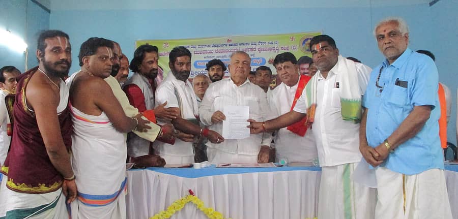 ಆನೇಕಲ್ನ ಬ್ರಾಹ್ಮಣರ ಸಮುದಾಯ ಭವನದಲ್ಲಿ ಆನೇಕಲ್ ತಾಲೂಕು ಮುಜರಾಯಿ ದೇವಾಲಯಗಳ ಅರ್ಚಕರ ಕ್ಷೇಮಾಭಿವೃದ್ಧಿ ಸಂಘದ ವತಿಯಿಂದ ಆಯೋಜಿಸಿದ್ದ ಸದಸ್ಯರ ಸಭೆಯಲ್ಲಿ ಸದಸ್ಯರು ಸಚಿವ ರಾಮಲಿಂಗಾರೆಡ್ಡಿ ಅವರಿಗೆ ಮನವಿ ಪತ್ರ ಸಲ್ಲಿಸಿದರು