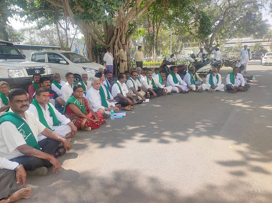 ಬಿ.ಡಿ.ರಸ್ತೆಯಲ್ಲಿ ಸಾರಿಗೆ ಸಂಸ್ಥೆ ಬಸ್‌ ಸಂಚಾರ ಸ್ಥಗಿತಗಳಿಸಿರುವುದನ್ನು ಖಂಡಿಸಿ ರಾಜ್ಯ ರೈತಸಂಘದ ಸದಸ್ಯರು ಜಿಲ್ಲಾಧಿಕಾರಿ ಕಚೇರಿ ಎದುರು ಪ್ರತಿಭಟನೆ ನಡೆಸಿದರು