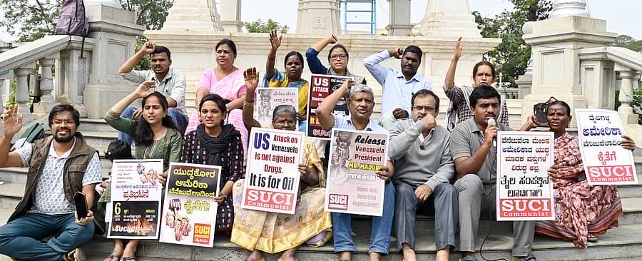 ಮೈಸೂರಿನ ಪುರಭವನದ ಆವರಣದಲ್ಲಿ ಸೋಷಲಿಸ್ಟ್ ಯೂನಿಟಿ ಸೆಂಟರ್ ಆಫ್ ಇಂಡಿಯಾ ಕಮ್ಯುನಿಸ್ಟ್ ಪಕ್ಷದ ಸದಸ್ಯರು ಅಮೆರಿಕದ ಸಾಮ್ರಾಜ್ಯಶಾಹಿ ನಡೆ ಖಂಡಿಸಿ ಪ್ರತಿಭಟನೆ ನಡೆಸಿದರು ಪ್ರಜಾವಾಣಿ ಚಿತ್ರ