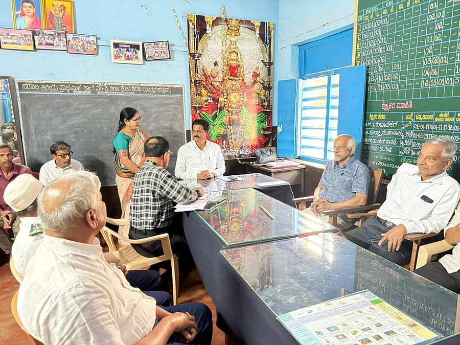 ಶಿರಸಿಯ ಸರ್ಕಾರಿ ಹಿರಿಯ ಪ್ರಾಥಮಿಕ ಶಾಲೆ ನಂ.3ಕ್ಕೆ ಶಾಶಕ ಭೀಮಣ್ಣ ನಾಯ್ಕ ಭೇಟಿ ನೀಡಿ ಶಾಲೆ ಸ್ಥಿತಿಗತಿಗಳ ಬಗ್ಗೆ ಚರ್ಚಿಸಿದರು