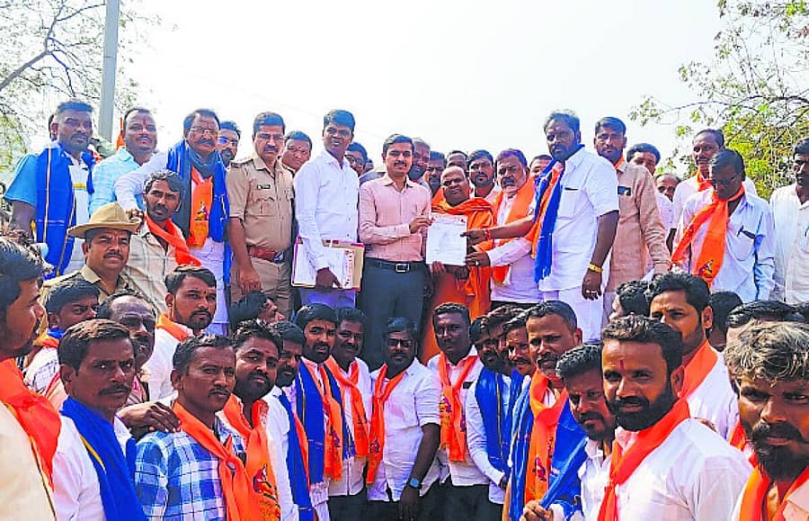 <div class="paragraphs"><p>ಸುರಪುರದಲ್ಲಿ ಮಹರ್ಷಿ ವಾಲ್ಮೀಕಿ ನಾಯಕ ಸಂಘದವರು ಸೋಮವಾರ ಪ್ರತಿಭಟನೆ ನಡೆಸಿ ಹೆಚ್ಚುವರಿ ಜಿಲ್ಲಾಧಿಕಾರಿಗೆ ಮನವಿ ಪತ್ರ ಸಲ್ಲಿಸಿದರು.</p></div>