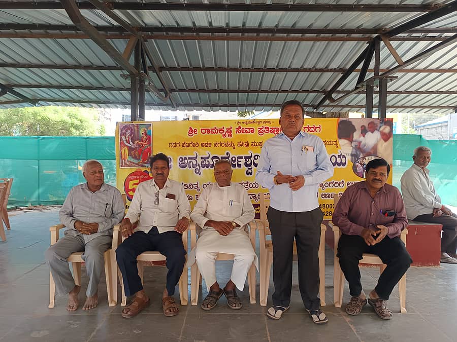 ಗದಗ ನಗರದಲ್ಲಿ ಮಂಗಳವಾರ ನಡೆದ ಕಾರ್ಯಕ್ರಮದಲ್ಲಿ ಸಿದ್ದರಾಮಯ್ಯ ಅಭಿಮಾನಿ ಬಳಗದ ಸಂಚಾಲಕ ಕೆ.ಬಿ.ಕಂಬಳಿ ಮಾತನಾಡಿದರು