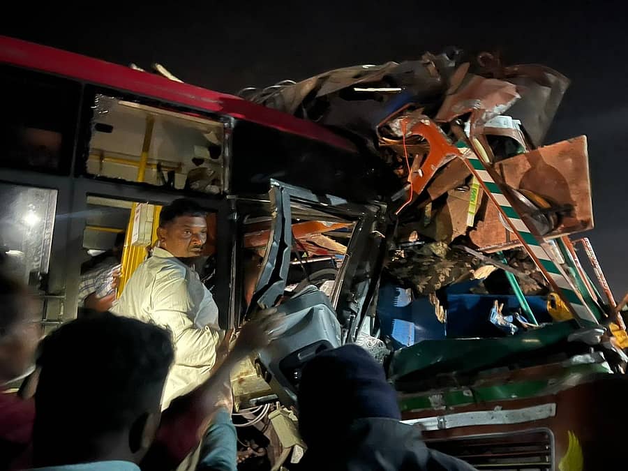 <div class="paragraphs"><p>ಚಾಮರಾಜನಗರ ತಾಲ್ಲೂಕಿನ ಬೆಂಡರವಾಡಿಯ ಬಳಿ ಮಂಗಳವಾರ ರಾತ್ರಿ ಕೆಎಸ್ಆರ್ಟಿಸಿ ಬಸ್ ಹಾಗೂ ಲಾರಿ ಮಧ್ಯೆ ಮುಖಾಮುಖಿ ಡಿಕ್ಕಿಯಾಗಿರುವುದು</p></div>