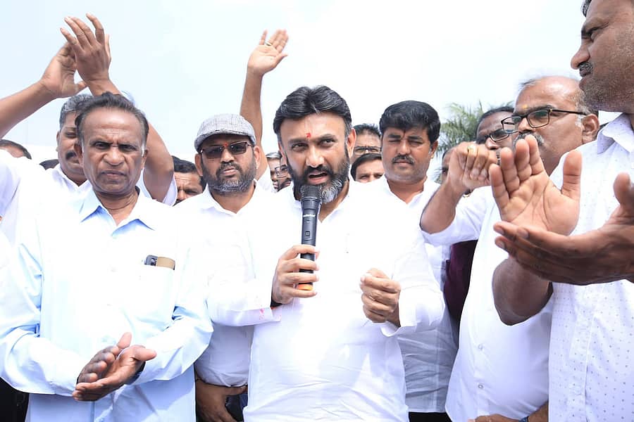 ದೇವನಹಳ್ಳಿ ಕೆಂಪೇಗೌಡ ಅಂತರ ರಾಷ್ಟ್ರೀಯ ವಿಮಾನ ನಿಲ್ದಾಣದಲ್ಲಿ ಜಾರಿಗೆ ತಂದಿರುವ ನೂತನ ಪಾರ್ಕಿಂಗ್ ನಿಯಮದ ಕುರಿತು ಖಾಸಗಿ ಟ್ಯಾಕ್ಸಿ ಚಾಲಕರೊಂದಿಗೆ ಸಂಸದ ಡಾ.ಕೆ.ಸುಧಾಕರ್ ಮಾತನಾಡಿದರು.