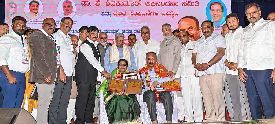 <div class="paragraphs"><p>ಸೆನೆಟ್ ಭವನದಲ್ಲಿ ಮಂಗಳವಾರ ನಡೆದ ಕಾರ್ಯಕ್ರಮದಲ್ಲಿ ವಿಧಾನಪರಿಷತ್ ಸದಸ್ಯ ಕೆ. ಶಿವಕುಮಾರ್ ಹಾಗೂ ಸರಸ್ವತಿ ದಂಪತಿಯನ್ನು ಮುಖ್ಯಮಂತ್ರಿ ಸಿದ್ದರಾಮಯ್ಯ ಅಭಿನಂದಿಸಿದರು</p></div>