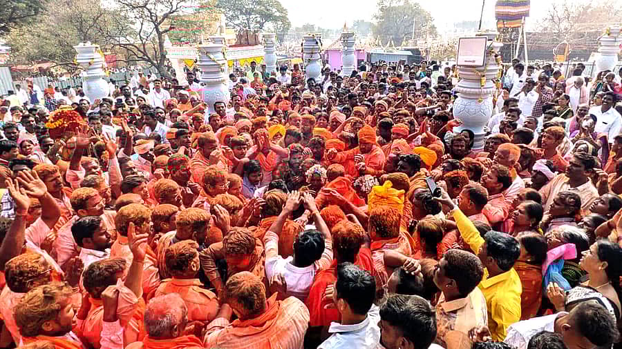 <div class="paragraphs"><p>ಸಿಂಧನೂರು ತಾಲ್ಲೂಕಿನ ಅಂಬಾಮಠದ ಅಂಬಾದೇವಿ ದೇವಸ್ಥಾನದಲ್ಲಿ ನಡೆದ ಕುಂಭೋತ್ಸವದಲ್ಲಿ ಭಕ್ತರು ಪರಸ್ಪರ ಗುಲಾಲು ಎರಚಿಕೊಂಡು ಸಂಭ್ರಮಿಸಿದರು</p></div>