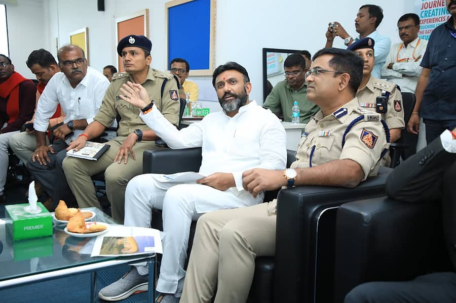 ಸಭೆಯಲ್ಲಿ ಸಂಸದ ಡಾ.ಕೆ.ಸುಧಾಕರ್, ಡಿಸಿಪಿ ಜಿ.ಕೆ. ಮಿಥುನ್ ಕುಮಾರ್, ಪೂರ್ವ ಜಂಟಿ ಪೊಲೀಸ್ ಆಯುಕ್ತ ಬಿ.ರಮೇಶ್ ವಿವಿಧ ಟ್ಯಾಕ್ಸಿ ಸಂಘಟನೆಯ ಮುಖಂಡರು ಭಾಗಿಯಾಗಿ ಚರ್ಚಿಸಿದರು