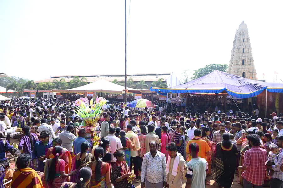 ಬೀದರ್ ನೆರೆಯ ತೆಲಂಗಾಣದ ರೇಜಂತಲ್ನ ಸಿದ್ದಿ ವಿನಾಯಕ ದೇವಸ್ಥಾನದಲ್ಲಿ ಭಕ್ತರು ದುಂಡು