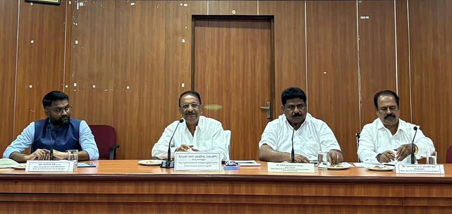 ಕಾರವಾರದ ಜಿಲ್ಲಾ ಪಂಚಾಯಿತಿ ಸಭಾಂಗಣದಲ್ಲಿ ರಾಜ್ಯ ಗ್ಯಾರಂಟಿ ಯೋಜನೆಗಳ ಪ್ರಾಧಿಕಾರದ ಉಪಾಧ್ಯಕ್ಷ ಎಸ್.ಆರ್.ಪಾಟೀಲ್ ಬ್ಯಾಡಗಿ ಗ್ಯಾರಂಟಿ ಯೋಜನೆಗಳ ಪ್ರಗತಿ ಪರಿಶೀಲನೆ ಸಭೆ ನಡೆಸಿದರು.