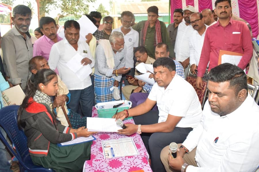 ಮಂಡ್ಯ ತಾಲ್ಲೂಕಿನ ಆಲಕೆರೆ ಗ್ರಾಮದಲ್ಲಿ ನಡೆದ ಜನತಾ ದರ್ಶನ ಕಾರ್ಯಕ್ರಮದಲ್ಲಿ ಶಾಸಕ ಪಿ.ರವಿಕುಮಾರ್ ಅವರು ಸಾರ್ವಜನಿಕರಿಂದ ಅರ್ಜಿ ಸ್ವೀಕರಿಸಿದರು