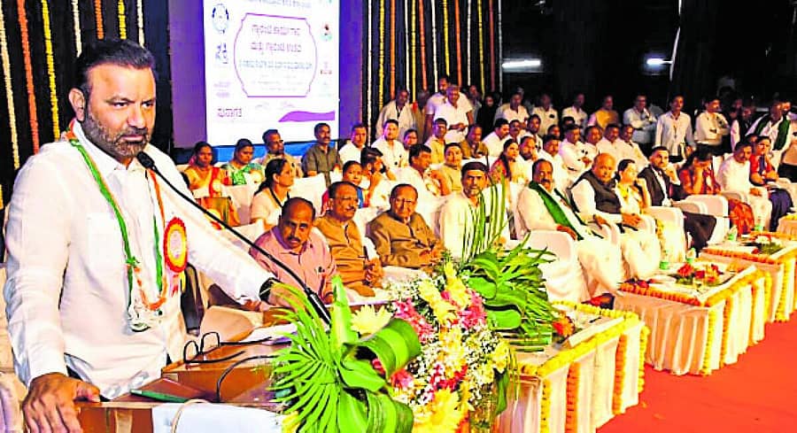 <div class="paragraphs"><p>ಧಾರವಾಡದಲ್ಲಿ ಸೋಮವಾರ ನಡೆದ ಜಿಲ್ಲಾಮಟ್ಟದ ಗ್ಯಾರಂಟಿ ಉತ್ಸವದಲ್ಲಿ ಸಚಿವ ಸಂತೋಷ ಎಸ್.ಲಾಡ್ ಮಾತನಾಡಿದರು</p></div>