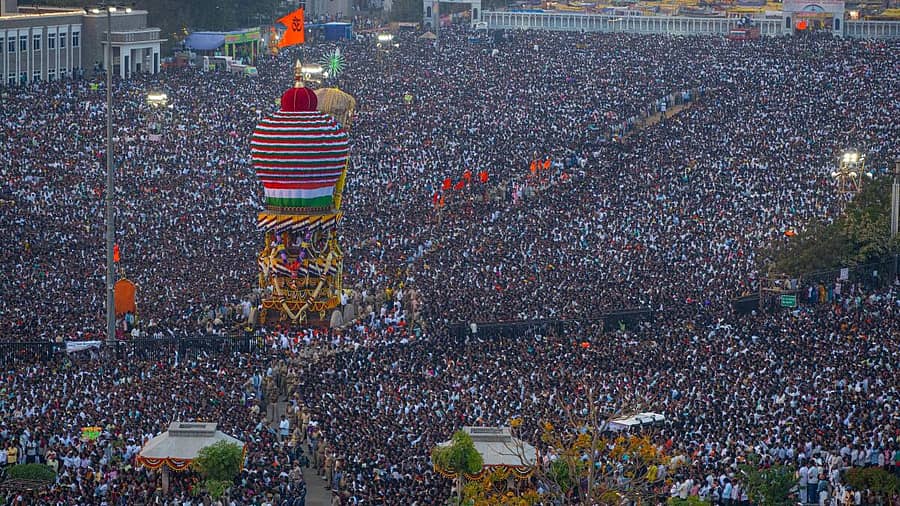 <div class="paragraphs"><p>‘ದಕ್ಷಿಣ ಭಾರತದ ಕುಂಭಮೇಳ’ ಎಂಬ ಕೀರ್ತಿಯುಳ್ಳ ಕೊಪ್ಪಳದ ಗವಿಮಠದ ಜಾತ್ರೆಯ ಮಹಾ ರಥೋತ್ಸವ ಸೋಮವಾರ ಸಂಜೆ ಲಕ್ಷಾಂತರ ಭಕ್ತರ ಮಹಾಸಂಗಮದೊಂದಿಗೆ ಸಂಭ್ರಮದಿಂದ ನೆರವೇರಿತು.</p></div>