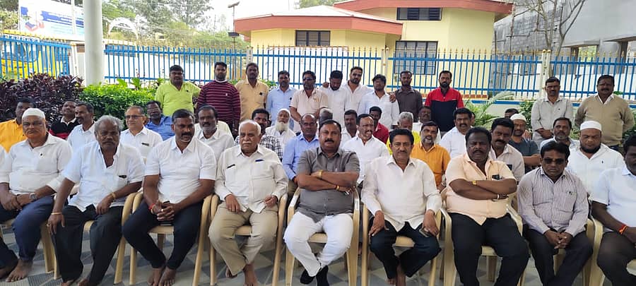 ಬಂಗಾರಪೇಟೆ ಅಂಬೇಡ್ಕರ್ ಪ್ರತಿಮೆಗೆ ಮುಂಭಾಗ ಸುದ್ದಿಗೋಷ್ಠಿಯಲ್ಲಿ ಭಾಗವಹಿಸಿದ್ದ ಕಾಂಗ್ರೆಸ್ ಮುಖಂಡರು