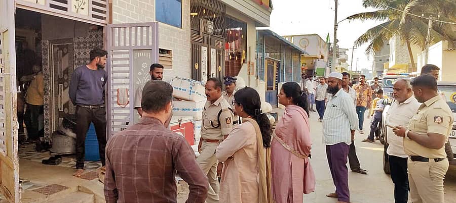 ವಾಮಾಚಾರ ನಡೆದ ಮನೆಯಲ್ಲಿ ಸ್ಥಳ ಮಹಜರು ನಡೆಸಿದ ಡಿವೈಎಸ್ಪಿ ಮಲ್ಲೇಶ್ ಹಾಗೂ ಸಿಬ್ಬಂದಿ