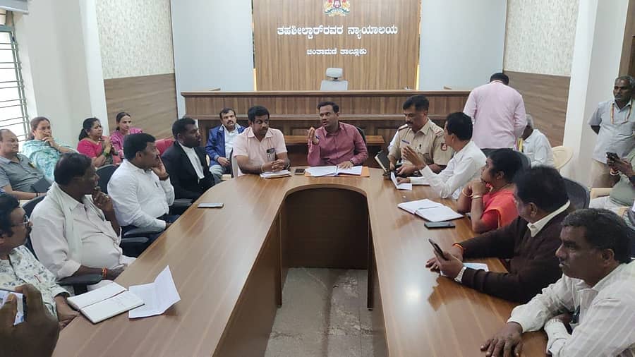 ಚಿಂತಾಮಣಿಯಲ್ಲಿ ಮಂಗಳವಾರ ನಡೆದ ಸಿದ್ದರಾಮೇಶ್ವರ ಜಯಂತಿ ಪೂರ್ವಭಾವಿ ಸಭೆಯಲ್ಲಿ ಭಾಗವಹಿಸಿದ್ದ ಅಧಿಕಾರಿಗಳು