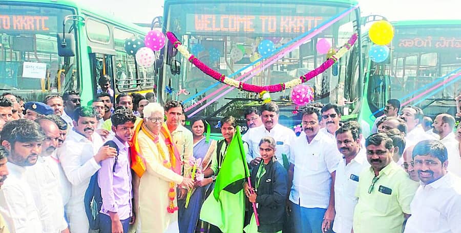 <div class="paragraphs"><p>ಸಿಂಧನೂರಿನ ಬಸ್ ನಿಲ್ದಾಣದಲ್ಲಿ ‘ವಿದ್ಯಾರ್ಥಿ ರಥ’ ವಿಶೇಷ ಬಸ್‌ಗಳಿಗೆ ಶಾಸಕ ಹಂಪನಗೌಡ ಬಾದರ್ಲಿ ಚಾಲನೆ ನೀಡಿದರು</p></div>