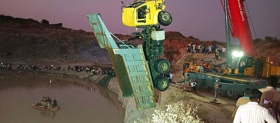 ನಾಗಮಂಗಲ ತಾಲ್ಲೂಕಿನ ವಡೇರಪುರ ಸಮೀಪದ ಅಕ್ರಮ ಕಲ್ಲು ಗಣಿಗಾರಿಕೆ ಕ್ವಾರಿಯೊಳಗೆ ಬಿದ್ದಿದ್ದ ಟಿಪ್ಪರ್‌ ಅನ್ನು ಕ್ರೇನ್‌ ನೆರವಿನಿಂದ ಮೇಲಕ್ಕೆತ್ತಿದ ದೃಶ್ಯ (ಸಂಗ್ರಹ ಚಿತ್ರ)