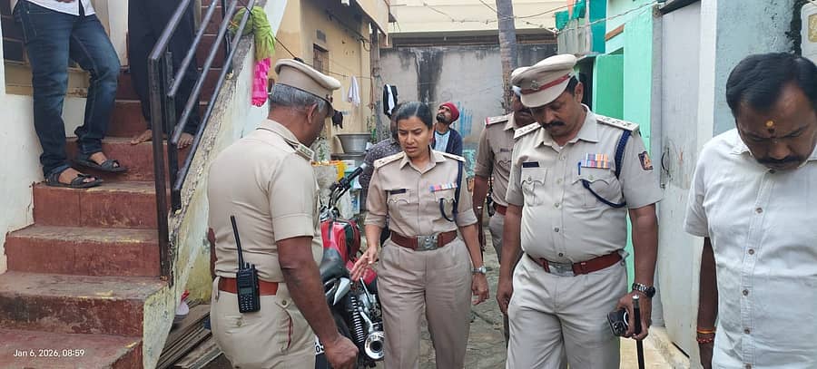 ಹೊಸಪೇಟೆಯ ಚಾಪಲಗಡ್ಡ ಪ್ರದೇಶದಲ್ಲಿ ಮಂಗಳವಾರ ನಸುಕಿನಲ್ಲಿ ಮಹಿಳೆಯ ಕೊಲೆ ನಡೆದ ಸ್ಥಳವನ್ನು ಎಸ್ಪಿ ಎಸ್.ಜಾಹ್ನವಿ ಪರಿಶೀಲಿಸಿದರು –ಪ್ರಜಾವಾಣಿ ಚಿತ್ರ