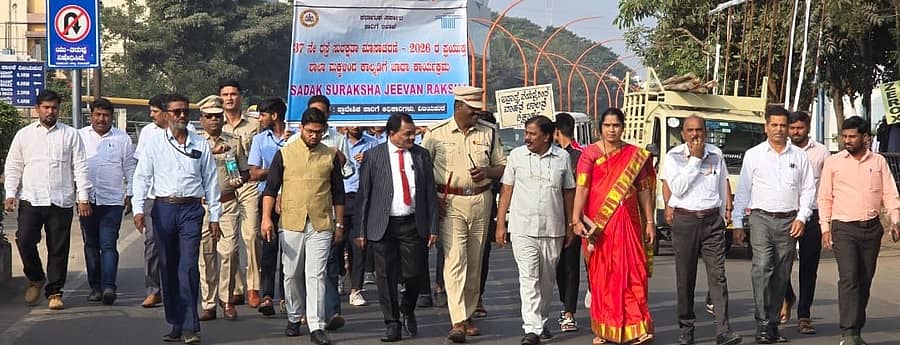 ವಿಜಯಪುರ ನಗರದಲ್ಲಿ ರಸ್ತೆ ಸುರಕ್ಷತಾ ಮಾಸಾಚರಣೆ ಅಂಗವಾಗಿ ನಡೆದ ಜಾಥಾದಲ್ಲಿ ಹಿರಿಯ ಸಿವಿಲ್ ನ್ಯಾಯಾಧೀಶ ಅರವಿಂದ ಎಸ್. ಹಾಗರಗಿ, ಜಿಲ್ಲಾ ಹೆಚ್ಚುವರಿ ಪೊಲೀಸ್ ವರಿಷ್ಠಾಧಿಕಾರಿ ರಾಮನಗೌಡ ಹಟ್ಟಿ ಪಾಲ್ಗೊಂಡಿದ್ದರು