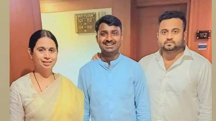 <div class="paragraphs"><p>ಸಚಿವೆ ಲಕ್ಷ್ಮಿ ಹೆಬ್ಬಾಳಕರ, ಬಸವಂತ ಕಡೋಲ್ಕರ(ಮಧ್ಯದಲ್ಲಿ ‌ಇರುವವರು) ಹಾಗೂ&nbsp;ಮೃಣಾಲ್‌&nbsp;ಹೆಬ್ಬಾಳಕರ</p></div>