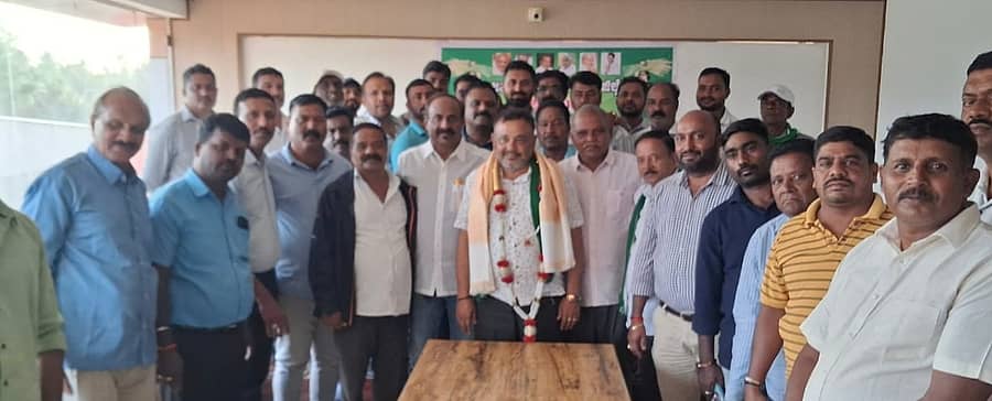 ಕುಶಾಲನಗರದಲ್ಲಿ ತಾಲ್ಲೂಕು ಜೆಡಿಎಸ್ ಅಧ್ಯಕ್ಷ ಕೋಟಿ ರಾಮಣ್ಣ ಅವರ ಅಧ್ಯಕ್ಷತೆಯಲ್ಲಿ ನಡೆದ ಕಾರ್ಯಕರ್ತರ ಸಭೆಯಲ್ಲಿ ಹಂಗಾಮಿ ಅಧ್ಯಕ್ಷರಾಗಿ ಕಾರ್ಮಾಡು ಸುಬ್ಬಣ್ಣ ಅವರನ್ನು ಅವಿರೋಧವಾಗಿ ಆಯ್ಕೆ ಮಾಡಲಾಯಿತು