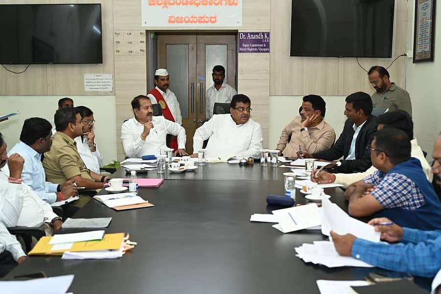 ವಿಜಯಪುರ ನಗರದ ಜಿಲ್ಲಾಧಿಕಾರಿಗಳ ಕಚೇರಿ ಸಭಾಂಗಣದಲ್ಲಿ ಮಂಗಳವಾರ ನಡೆದ ಸಿಎಂ ಕಾರ್ಯಕ್ರಮದ ಪೂರ್ವಭಾವಿ ಸಭೆಯಲ್ಲಿ ಜಿಲ್ಲಾ ಉಸ್ತುವಾರಿ ಸಚಿವ ಎಂ.ಬಿ.ಪಾಟೀಲ ಮಾತನಾಡಿದರು